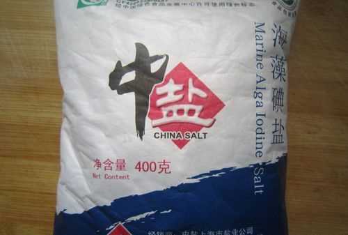 填上合適的質(zhì)量單位．一袋食鹽重500______； 小紅的體重25______；一輛卡車的載重量是8______；一枚2分