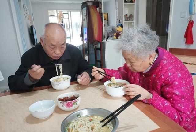 胡蘿卜能不能生著吃，生吃山芋，生吃胡蘿卜，還有哪些蔬菜可以生吃呢？圖3