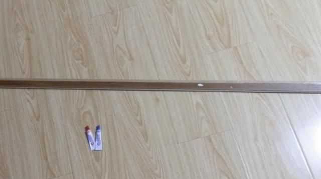 門框條掉了用什么膠粘，櫥柜的門框掉了，是用膠粘的，用的什么膠呀這？圖4