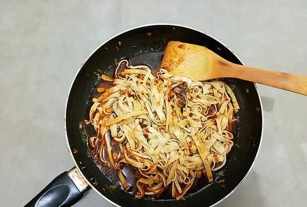 豆皮怎么炒好吃,豆皮怎么炒好吃又簡(jiǎn)單 有什么做豆皮的技巧視頻圖8