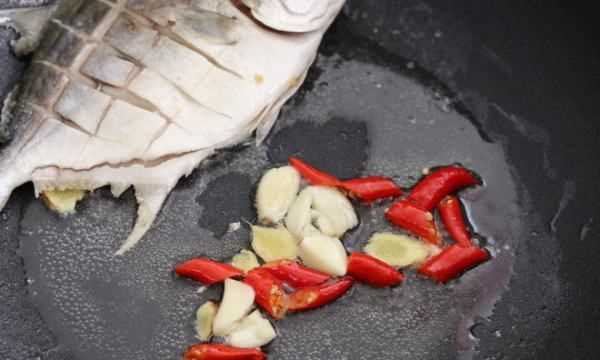 鯧魚(yú)怎么做最好吃又簡(jiǎn)單,鯧魚(yú)怎么做好吃又簡(jiǎn)單圖6