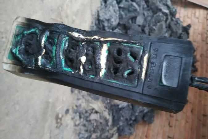 插座冒火并燃燒起來應該如何處理