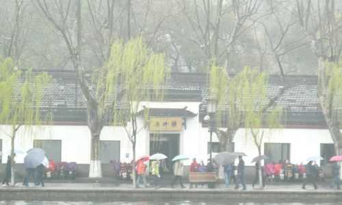 天對地,山對水,春風(fēng)對夏雨,綠草對
