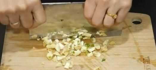 蒜頭發(fā)芽了還能吃嗎，蒜米生芽了還能吃嗎？圖1