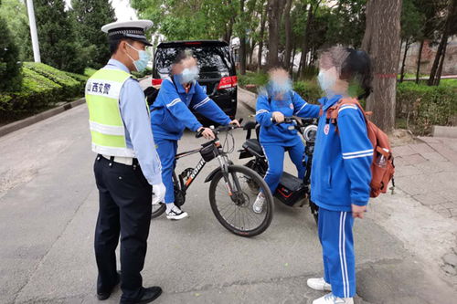 交警深入學(xué)校開展交通安全知識
