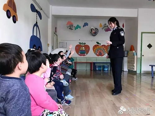 警察給幼兒園小朋友講安全知識