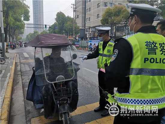 交警給初中生交通安全知識(shí)