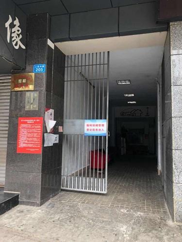 午托班的電話(huà)(我和娃娃打電話(huà)托班教案)
