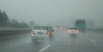 雨天高速公路行車注意事項,夜晚雨天高速行車注意事項,雨天高速路行駛注意事項