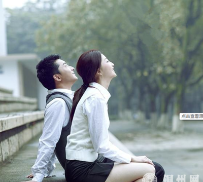 丈夫與情婦幽會(huì)，竟發(fā)現(xiàn)妻子和老男人。