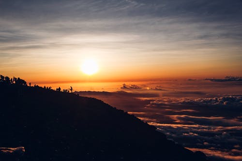 滿(mǎn)江紅·拂拭殘碑原文及賞析