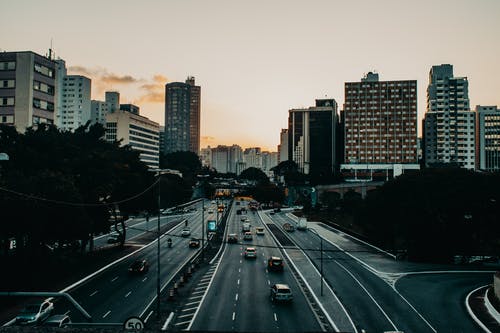 二十年后的一場同學聚會，透露著四個人生真相