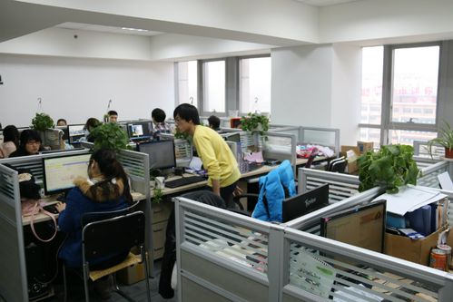 在一家電商公司做設(shè)計師，待遇不錯，但覺得該公司的企業(yè)文化不適合自己，比如要喊口號，時不時要團(tuán)隊PK