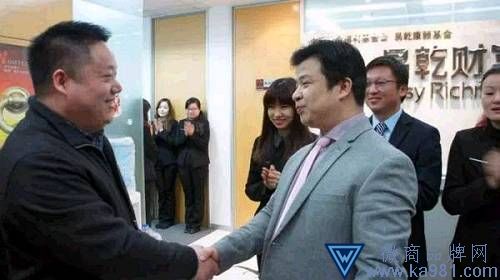 劉丹照片，灰色西裝者為劉丹